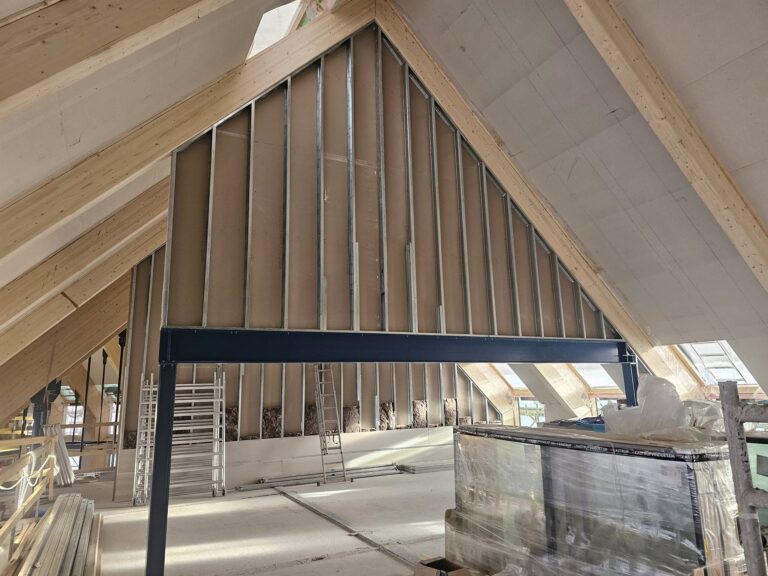 Byggeri af loftsetage med synlige træbjælker