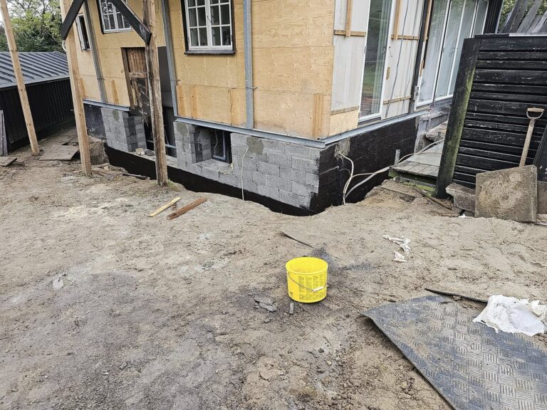 Renovering af husfundament og facadearbejde udendørs