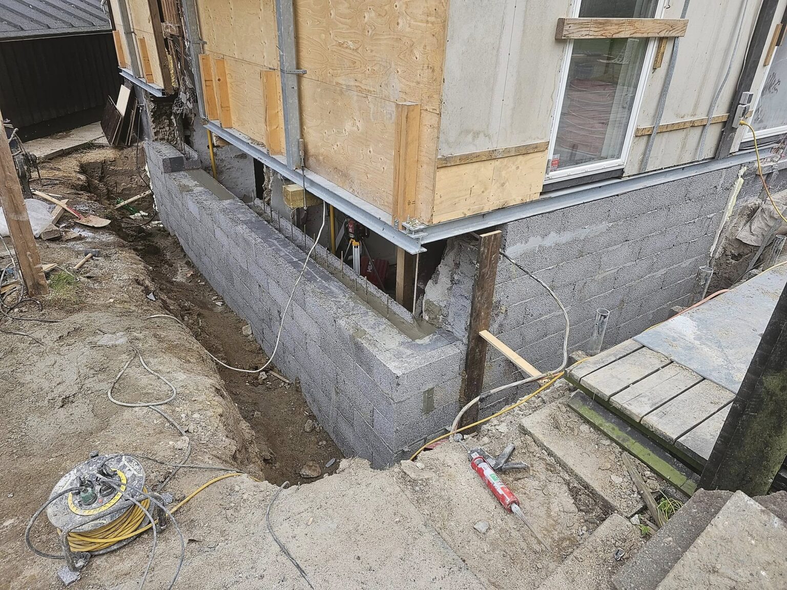Renovering af husets fundament med lecablokke