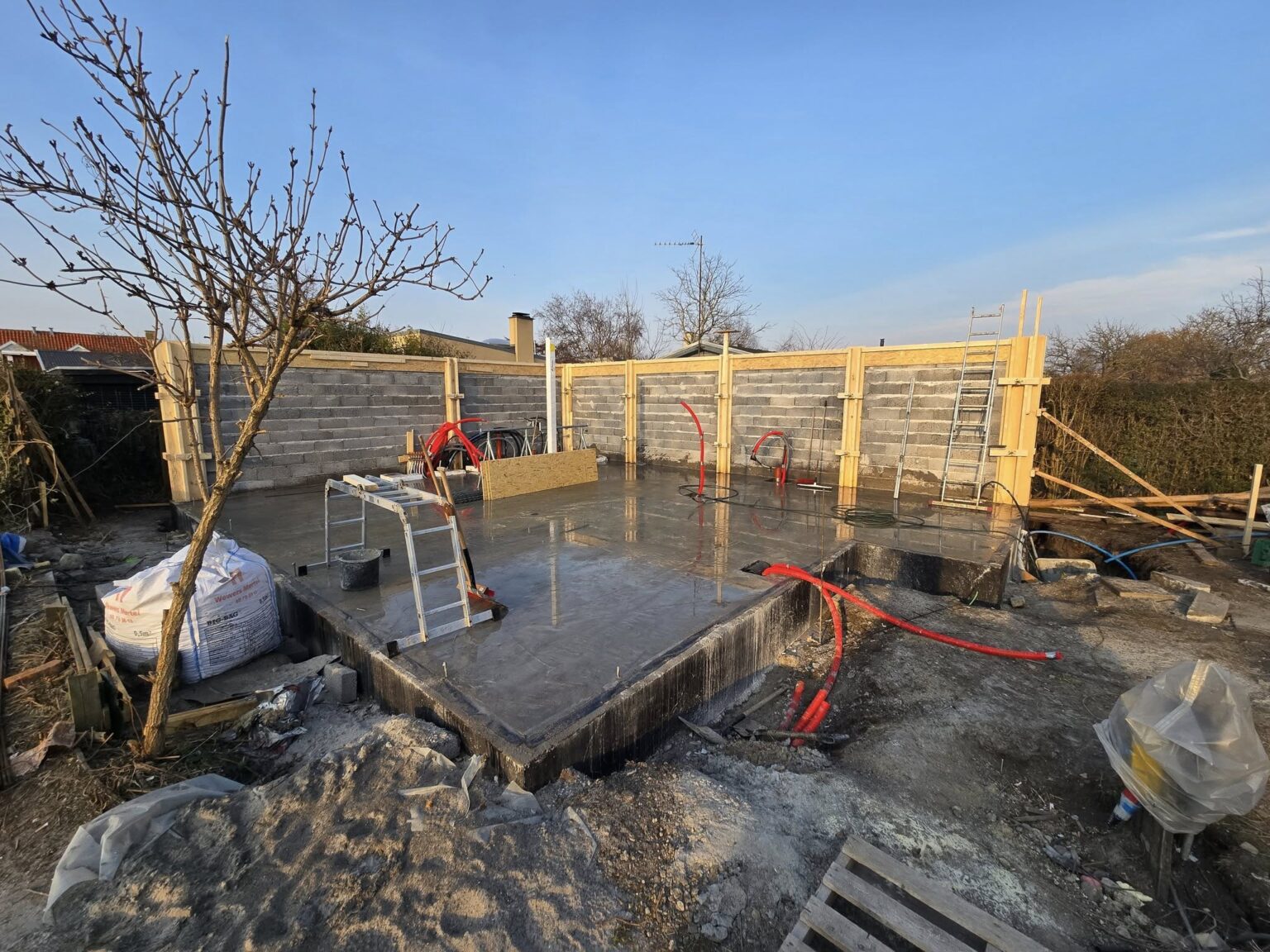 Byggeri af husfundament med beton og murværk