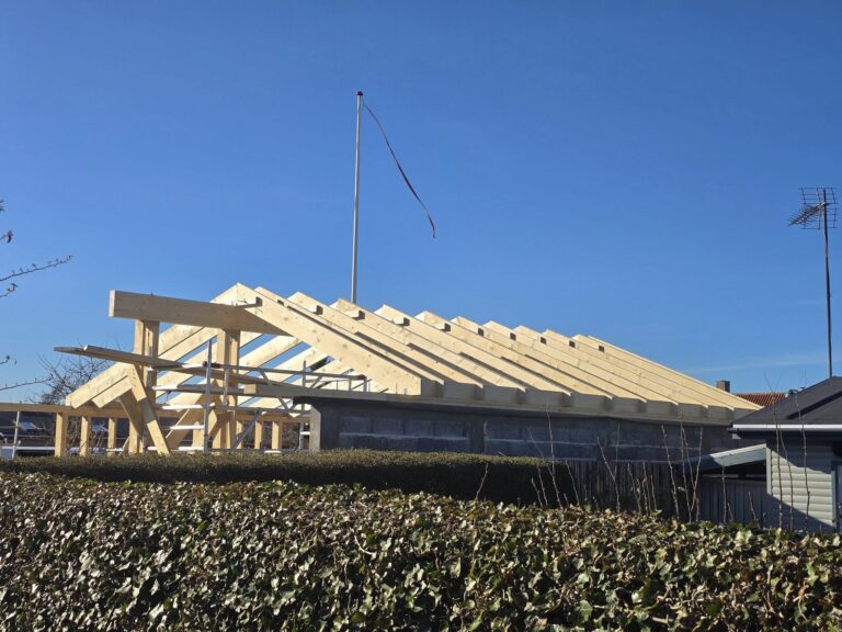 Bygning med nyt trætagskelet under konstruktion